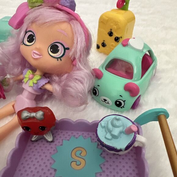 Shopkins Shoppies Pommie Shop Doll 5" with Various Figures and Furniture Lot - Picture 7 of 10